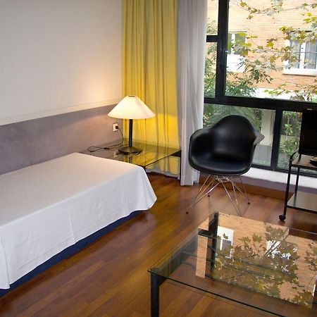 Apartamentos Descartes Барселона Екстер'єр фото