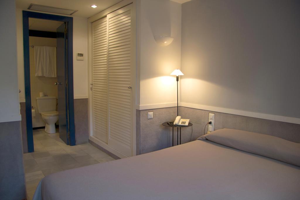 Apartamentos Descartes Барселона Екстер'єр фото