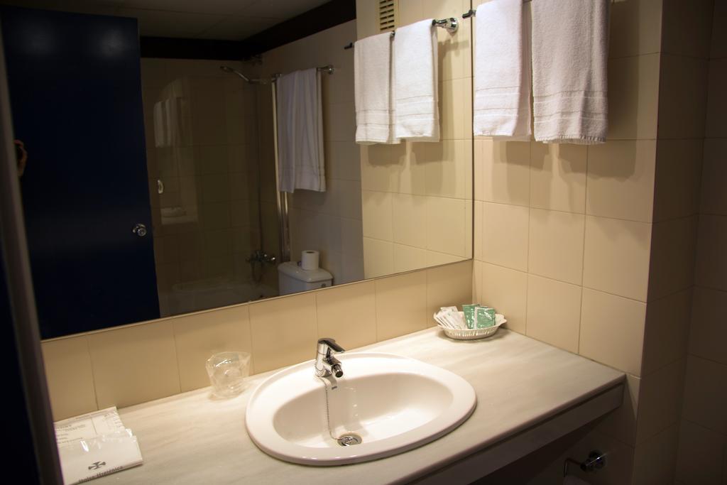 Apartamentos Descartes Барселона Екстер'єр фото