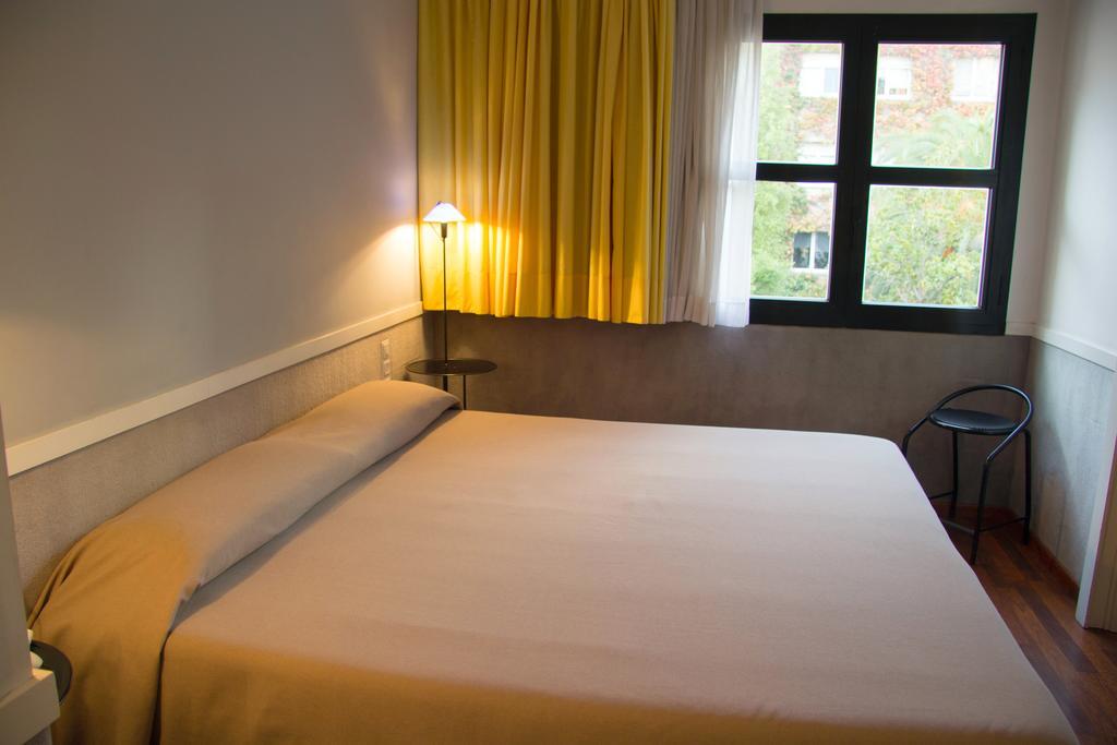 Apartamentos Descartes Барселона Екстер'єр фото