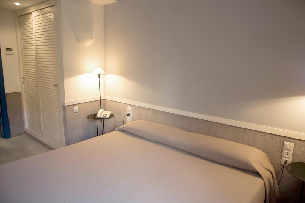 Apartamentos Descartes Барселона Екстер'єр фото