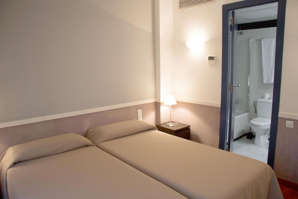 Apartamentos Descartes Барселона Екстер'єр фото
