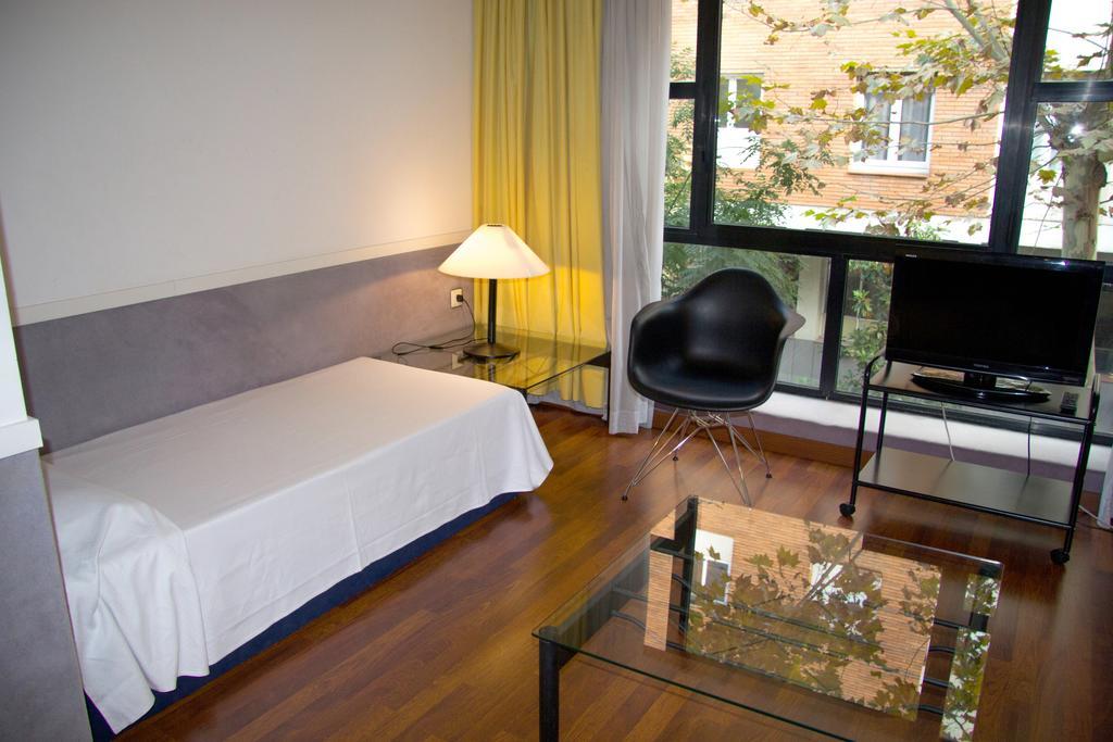 Apartamentos Descartes Барселона Екстер'єр фото