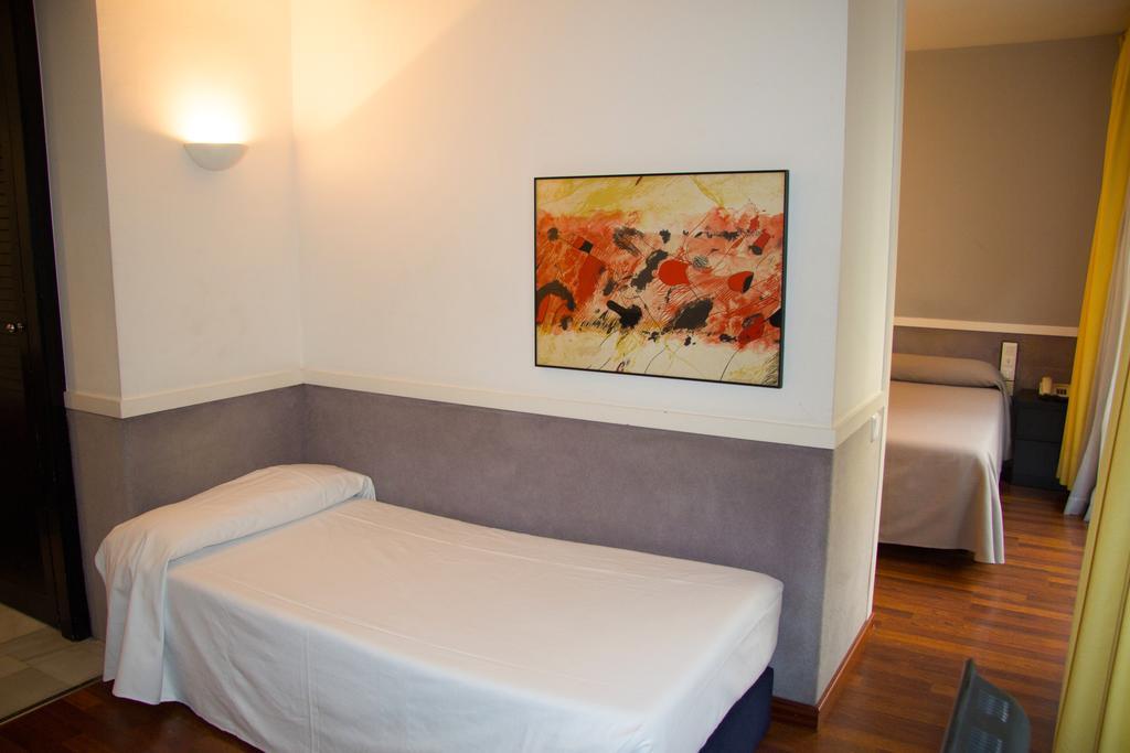 Apartamentos Descartes Барселона Екстер'єр фото