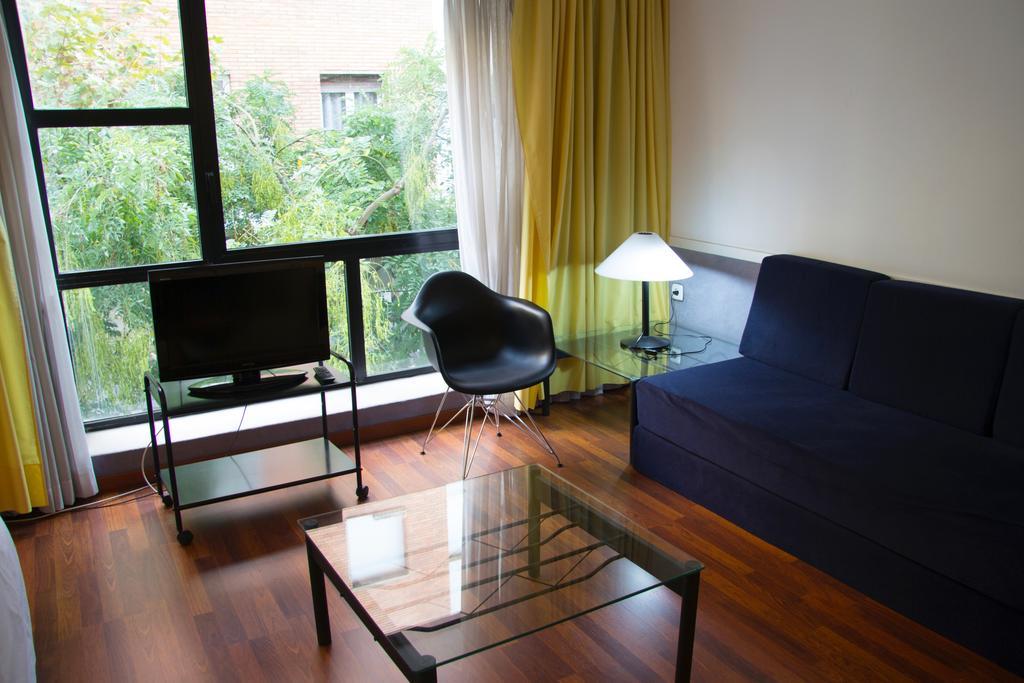 Apartamentos Descartes Барселона Екстер'єр фото