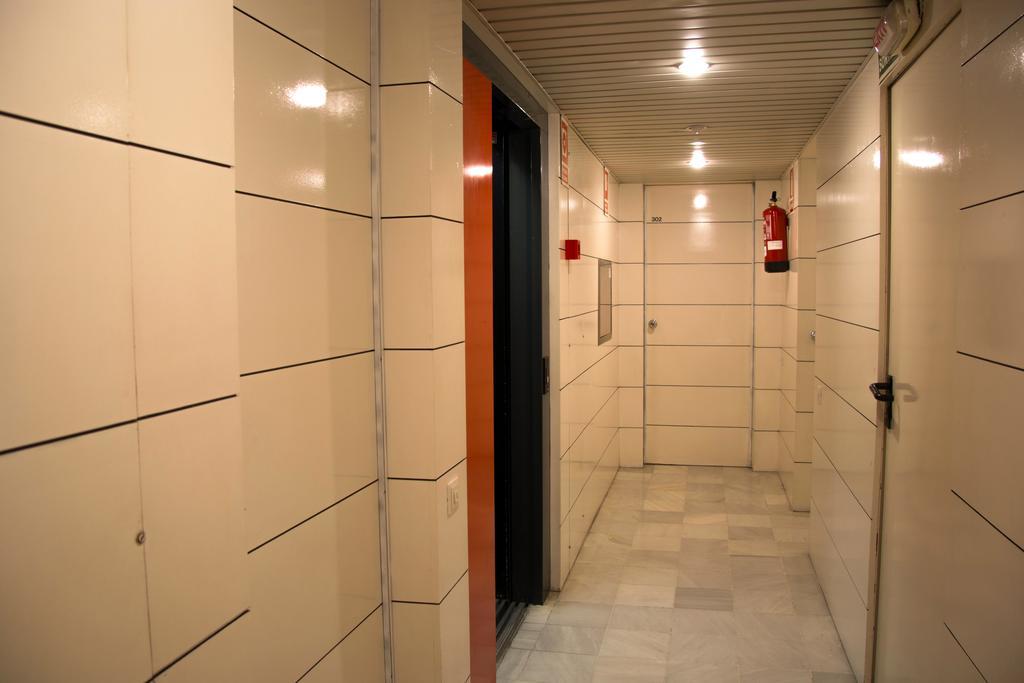 Apartamentos Descartes Барселона Екстер'єр фото
