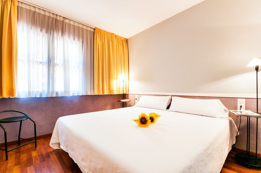 Apartamentos Descartes Барселона Екстер'єр фото