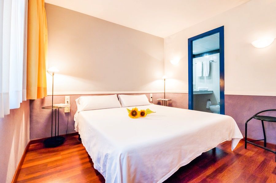 Apartamentos Descartes Барселона Екстер'єр фото