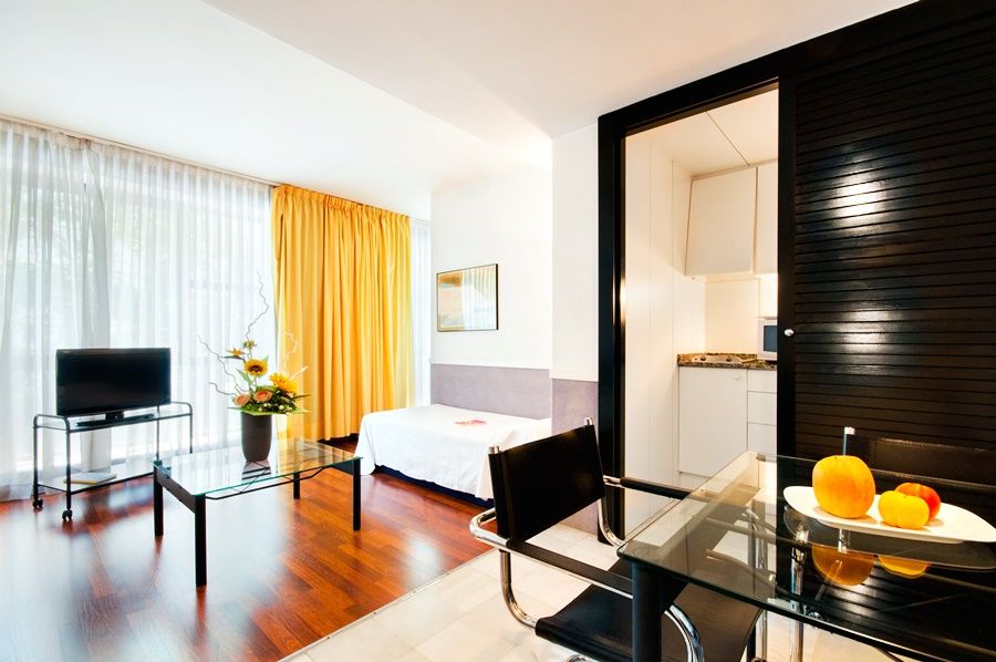 Apartamentos Descartes Барселона Екстер'єр фото