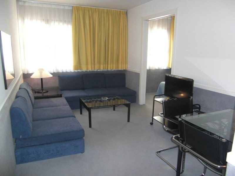 Apartamentos Descartes Барселона Екстер'єр фото