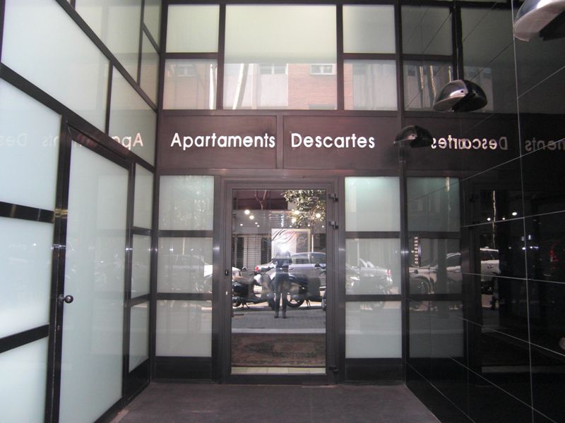 Apartamentos Descartes Барселона Екстер'єр фото